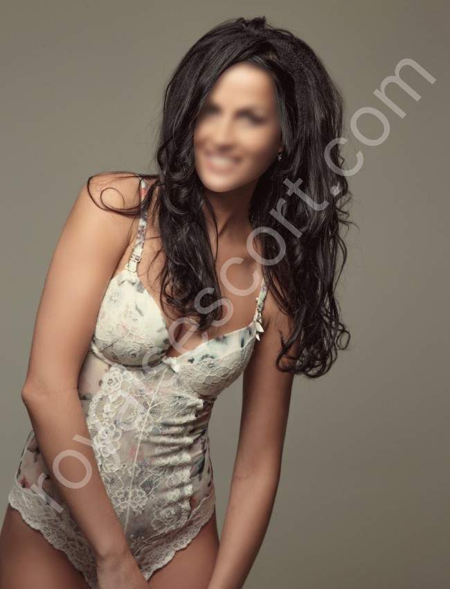 Daria russian call girl escort give pose standing in front of wall