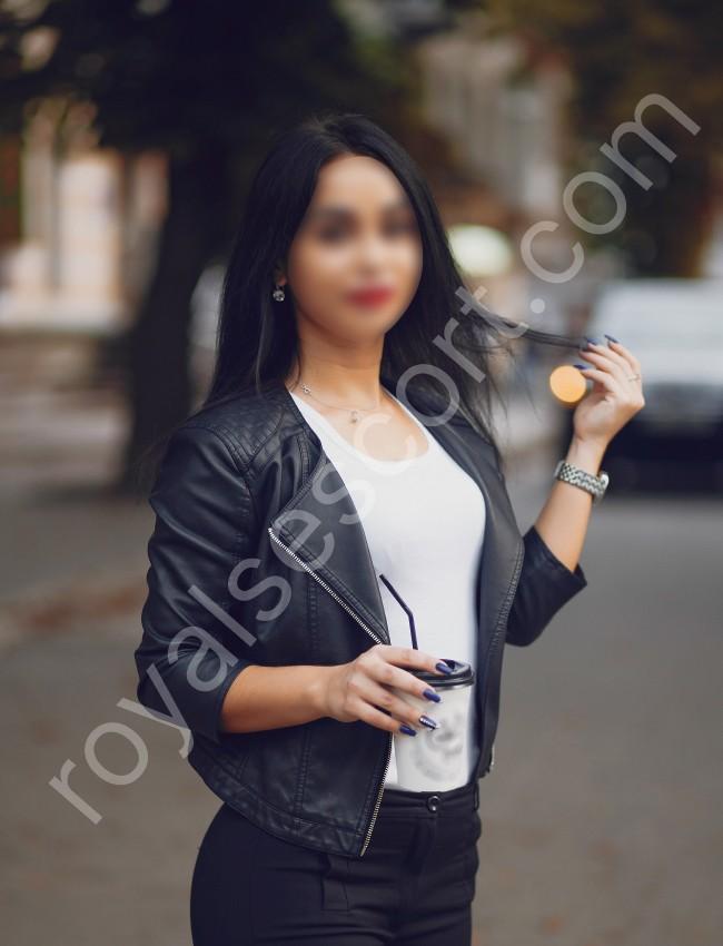 Independent escort Aroosa wearing leaterjacket and posing