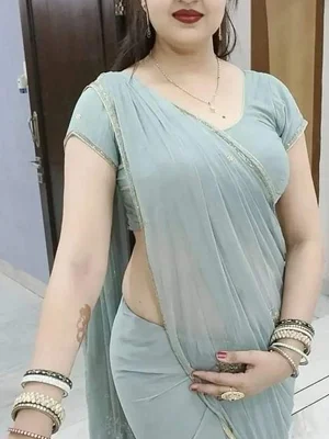 Pune Call girl bhabhi Anamika wearing saari 