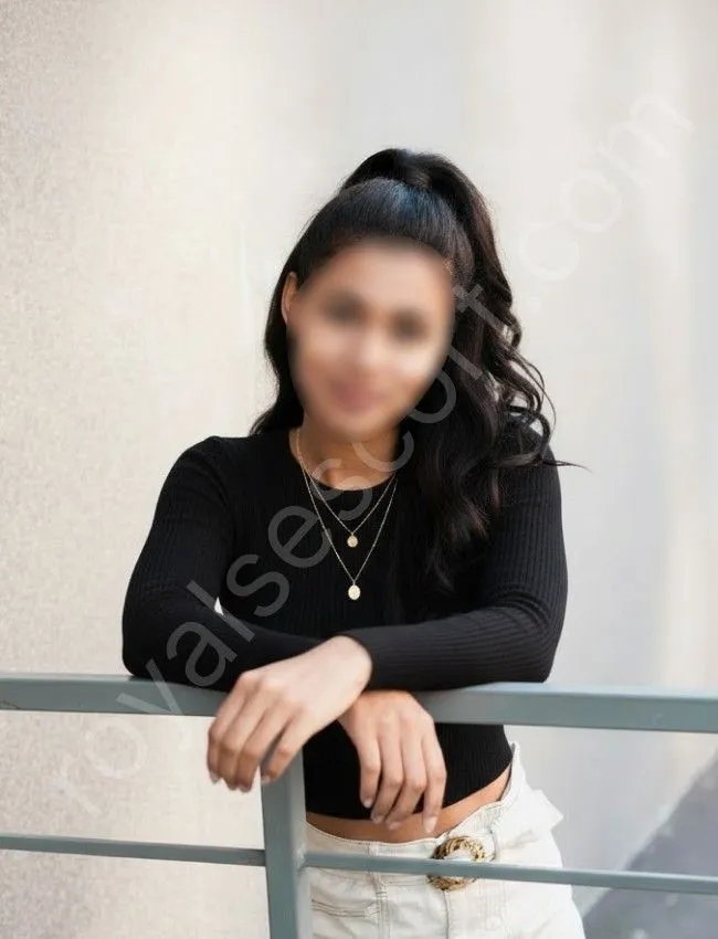 Escort & Call Girl Devanshi in Rishikesh wearing black top put hand on railing and give pose