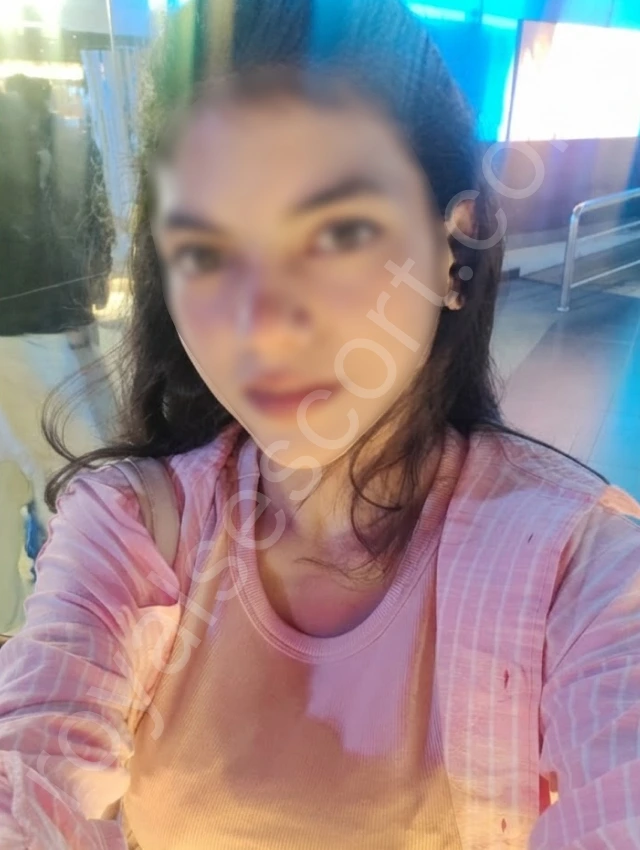 high demanding escort service by isha in Bengalore wearing pink shirt and sitting on restaurant