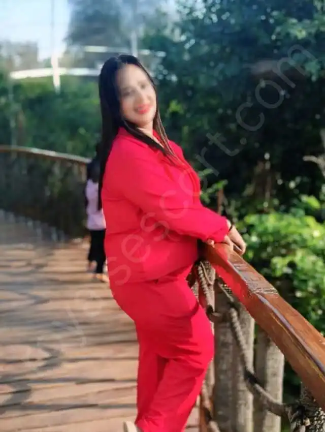 VIP call girl Ishvara wearing red track suit and give side pose in Rishikesh