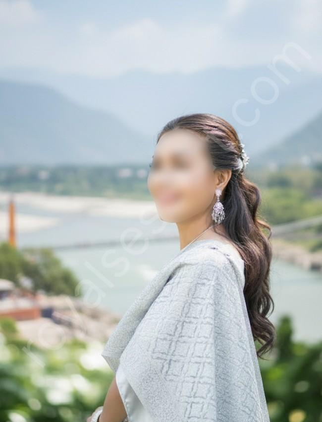 Independent call girl keshavi wearing white sarri and give side pose