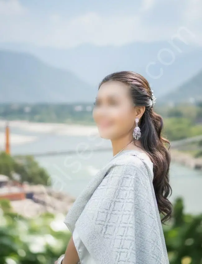 Independent call girl keshavi wearing white sarri and give side pose in Ramajhula, Rishikesh
