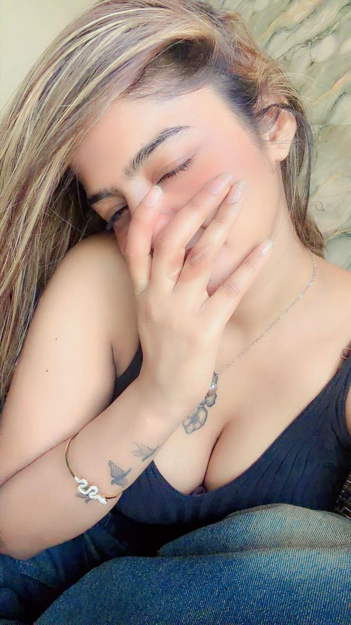 Pune Escort & Call Girl Nini Taking selfi