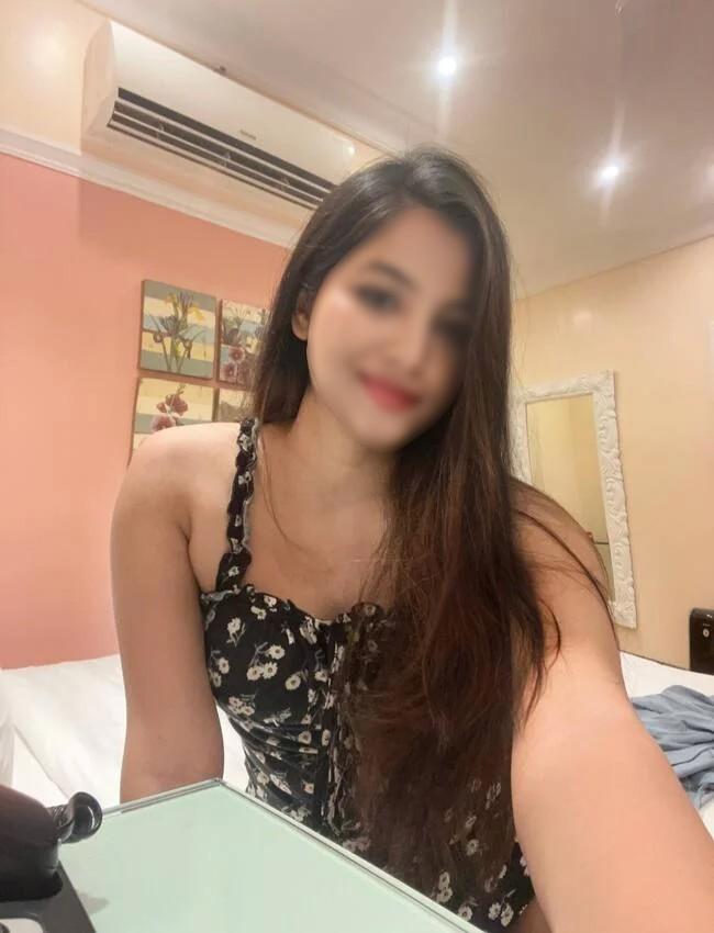 Pune Escort & Call Girl Pooja taking selfee in room