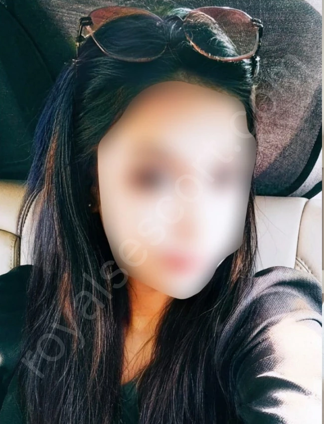 pune call girl tanvi wearing black top and taking selfiee