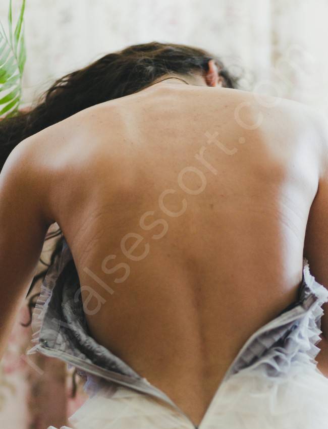 Sanam trusted call girl escort sitting on bed give back pose in Hyderabad