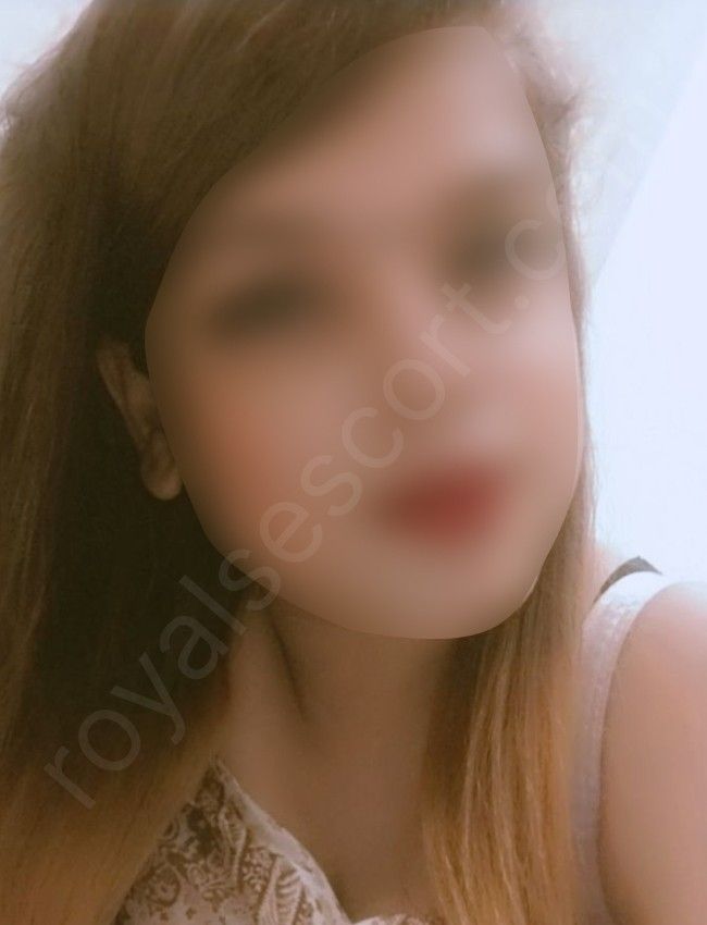 Sumbul Call Girl taking lens closed selfie in Hydearabad