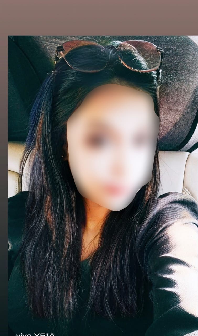 Pune Escort Koregaon Park Tanvi taking selfi