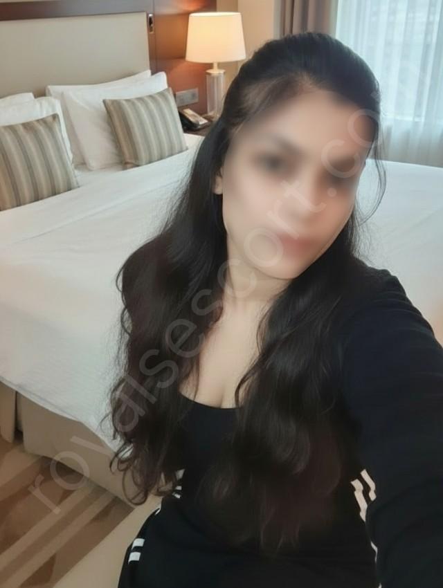 VIP Call Girl Tavisha wearing black dresss and take selfi in library chowk hotel room
