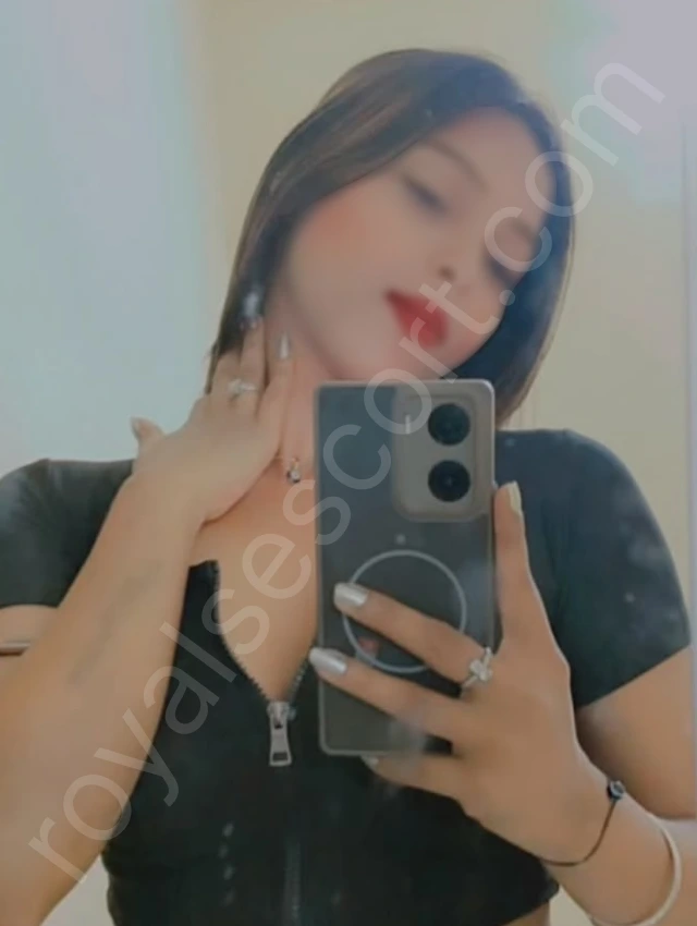 Tina Independent Escort service in Bangalore wearing black top and taking selfiee