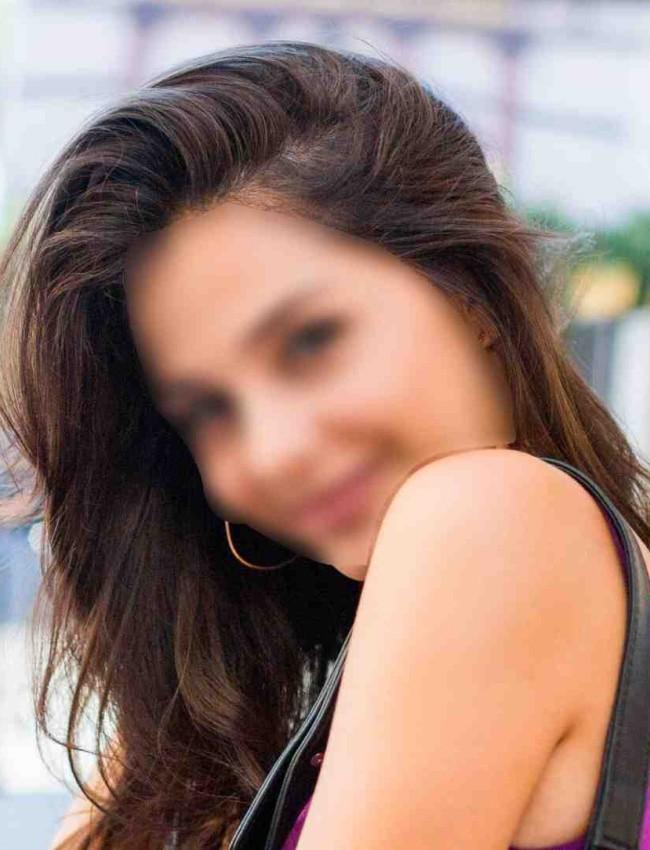 Pune Escort & Call Girl Trisha smiling and give side pose