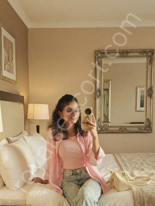 Vihana wearing pink top sitting on bed and taking selfiee and giving escort Service in Koramangala, Bangalore