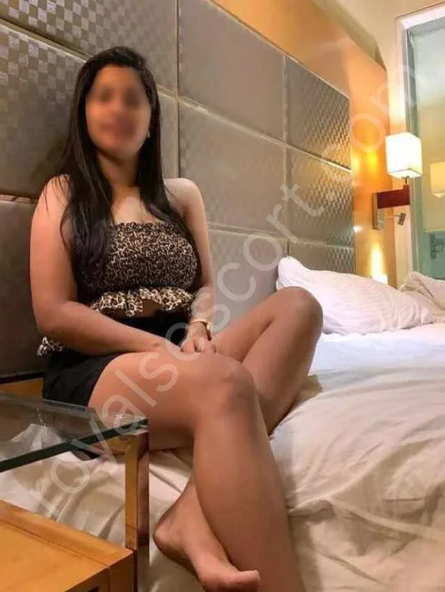 Pune Call Girl Zoya sitting on bed in a luxury room Hinjewadi, Pune