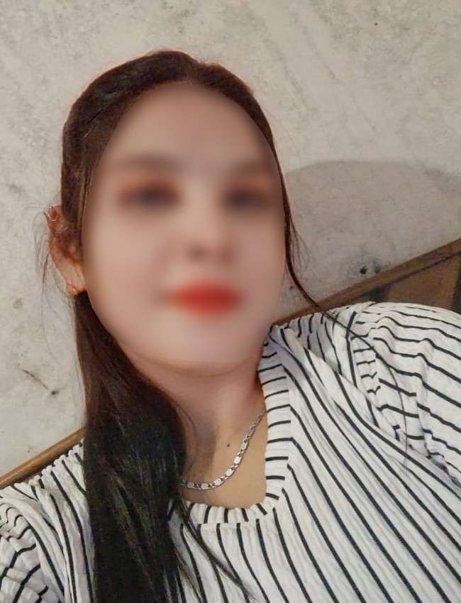 Escort Zuhi Rishikesh selfie pose wearing lining top