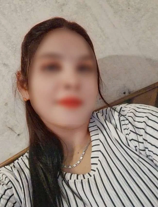 Escort service Zuhi in Rishikesh taking selfie pose wearing lining top